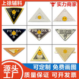 四季潮牌鸭舌帽金属标高顶帽子挂电精品三角形珐琅字母五金皮标