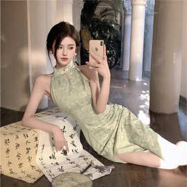 新中式国风清冷感绿色改良旗袍性感风情万种绝美挂脖连衣裙女夏季
