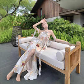 漫步丛林浪漫荷叶边艺术印花挂脖连衣裙女2026新款度假仙女长裙