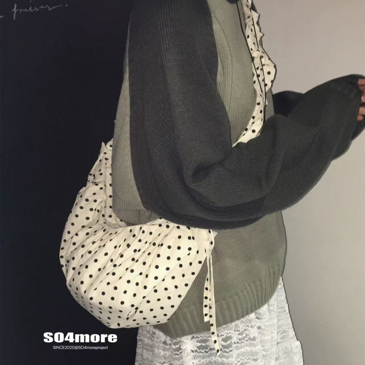 2025 Korean Style Black And White Polka Dot Pleated Lace Drawstring Crossbody Bag Nylon Versatile Commuter Dumpling Bag For Women - Thumbnail 4