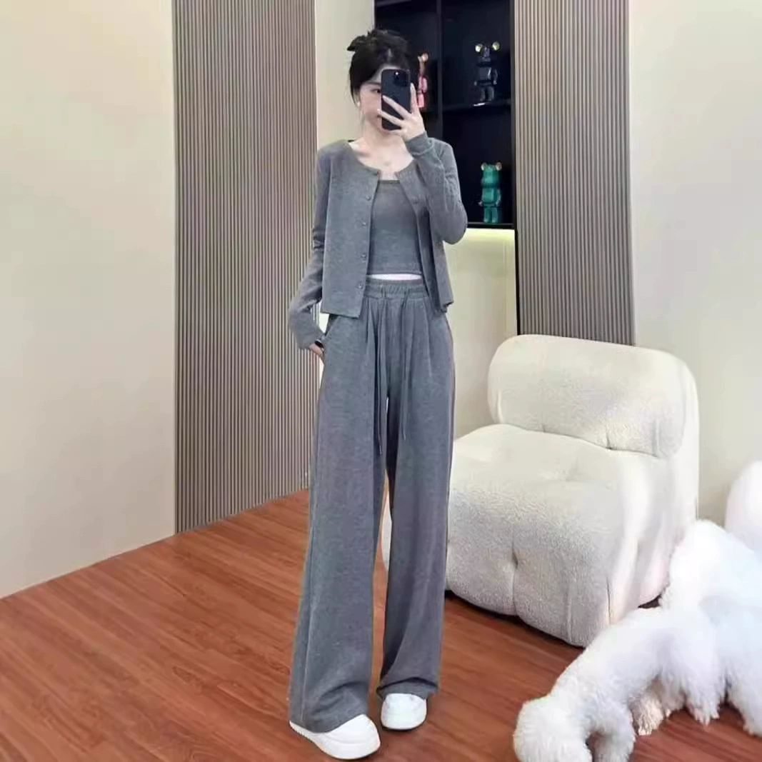 Европейский продукт ленивый ветер спортивный повседневный набор женский осень 2024 новый свободный кардиган подтяжка широкие брюки три комплекта