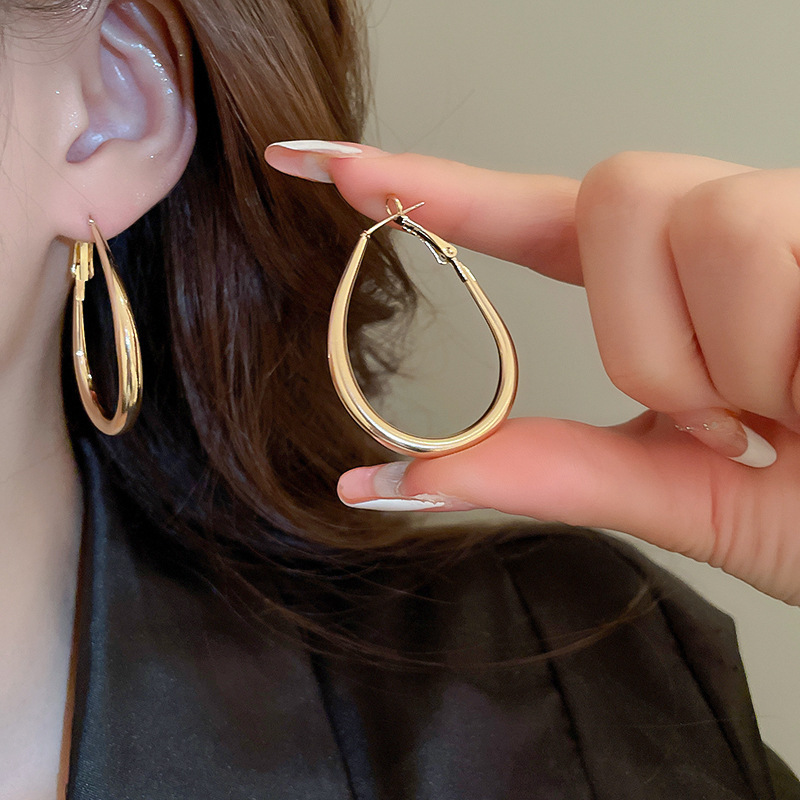 Pendientes geométricos de anillo simple de nuevo estilo transfronterizo de aguja de plata, sentido de diseño, pendientes de lujo simples y ligeros, pendientes de sentido de alta gama de moda al por mayor