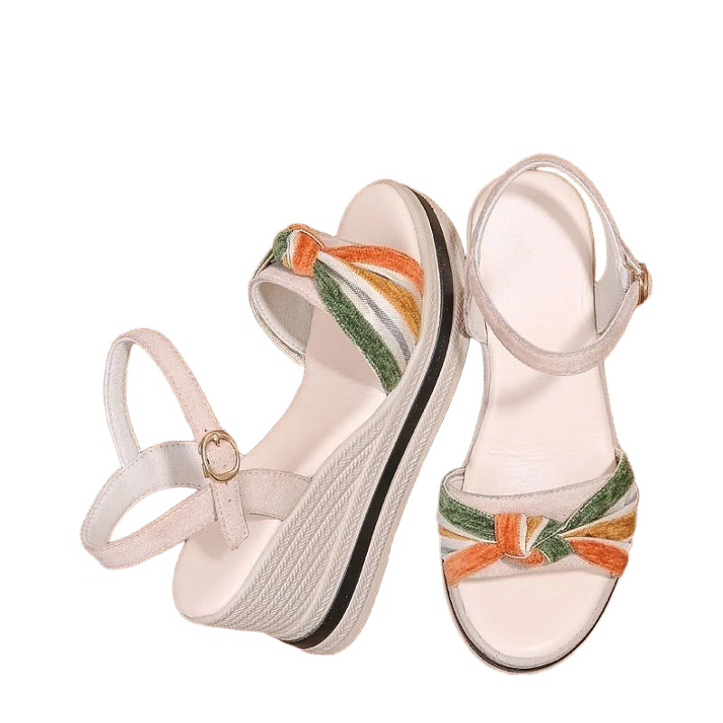 Sandalias de taón de pendiente de verano para mujeres muffins de piel suave 2026 nuevos zapatos de mujer de altura delgada y cómodos antideslizantes