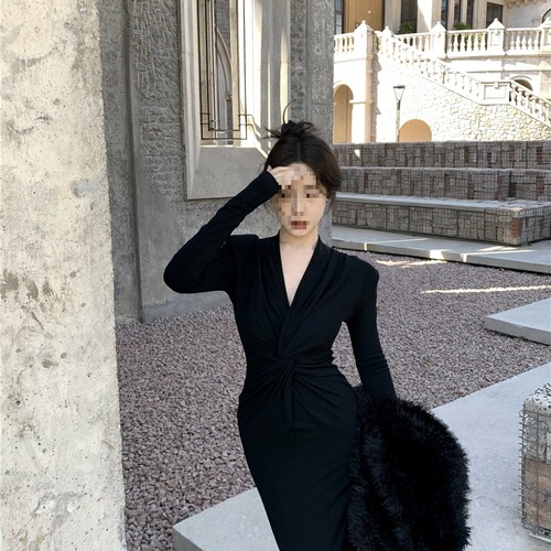 French-style knotted V-neck long-sleeved dress—youthful, early-autumn, high-end, sexy, slimming, figure-flattering, hip-hugging maxi dress.