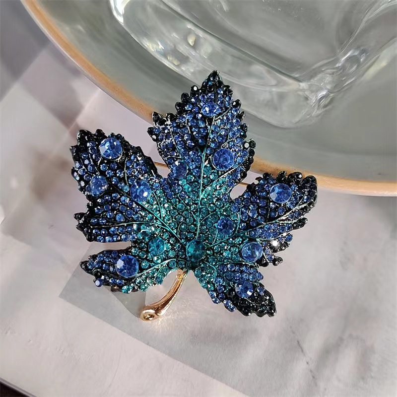Ein Blatt weiß Herbst heißer Verkauf exquisite rote Ahornblatt Brosche Persönlichkeit Mode Blatt Brosche Herbst und Winter Zubehör Pin_voghion.com