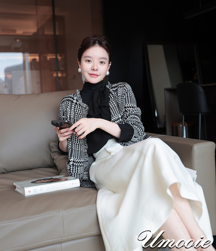 2023 New Sweater Women's Elegant Online Hepburn Black and White Houndstooth Gracula Wool Sweater 2023 New Sweater Women's Elegant Online Hepburn Black and White Houndstooth Gracula Wool Sweater