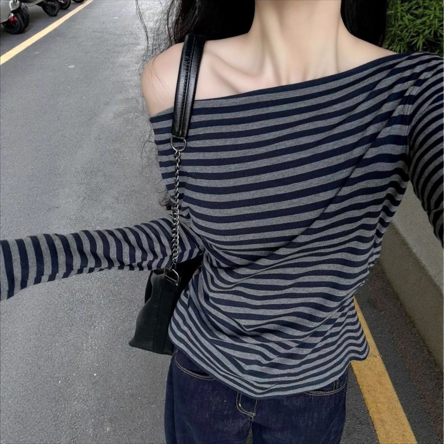 Camiseta a rayas de viento vintage de mangas largas de mujeres relajadas coreanas delgadas perezosas hombros de primavera y otoño camisa de hombros inclinada image 1