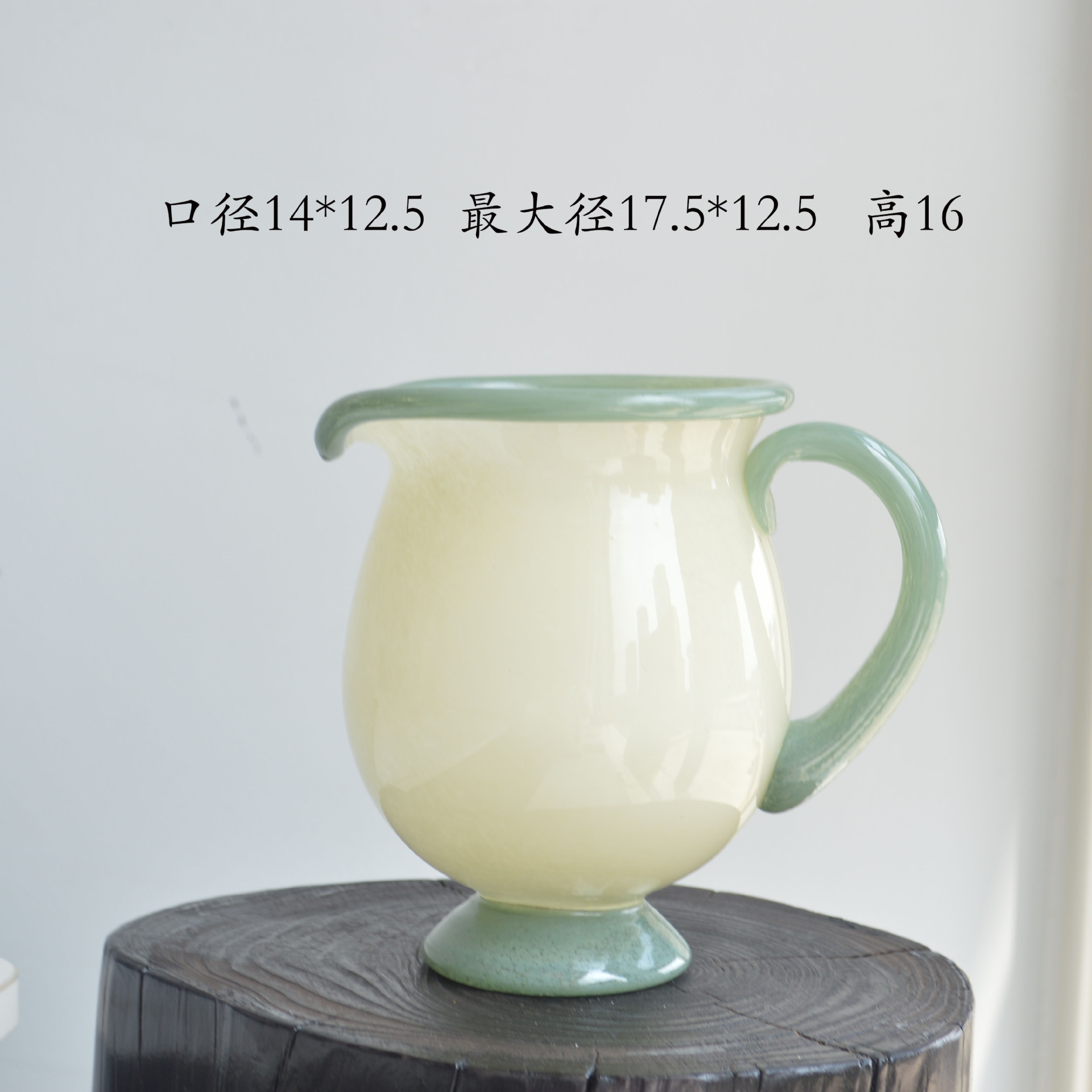 유백색 꽃병