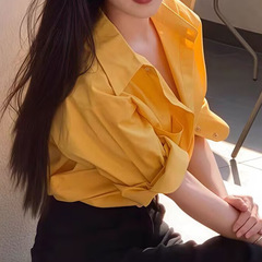 長袖の黄色のシャツの上着の女性2025新型のきれいなシャツの春の韓国系のドーパミンは上着を着ます。