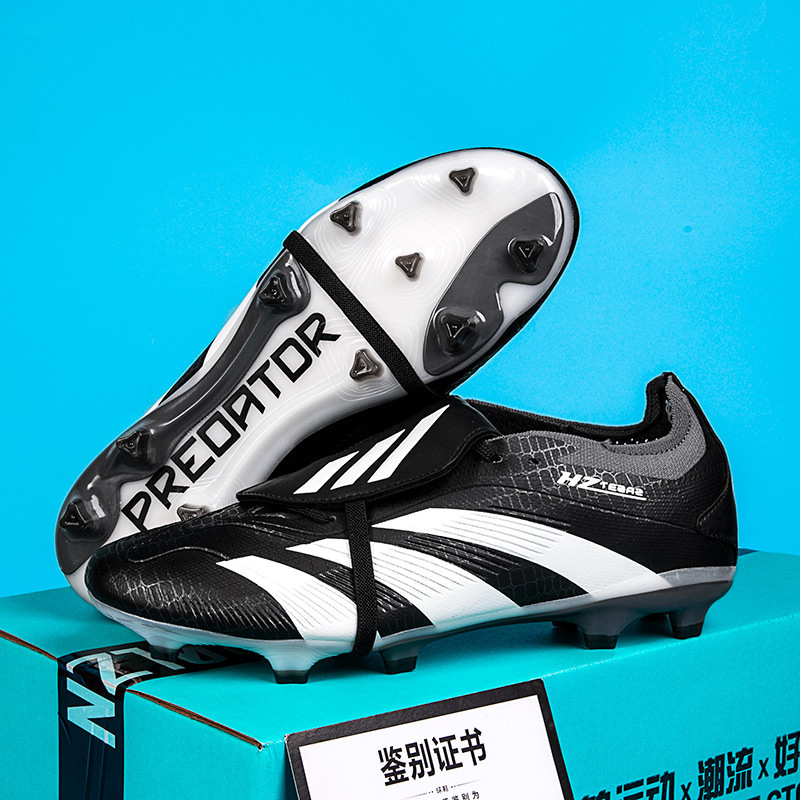 シームレスにサッカー靴を編んでいます。|undefined