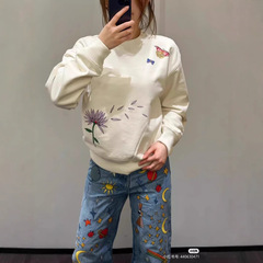 25年のカルダモンの新型の衛衣の女性C標の蝶の丸首の衛衣のカジュアルなゆったりしている長袖のシャツは即墨の衛衣です。