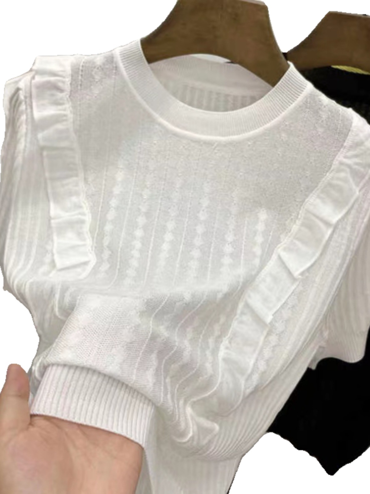 Áo thun dệt kim lụa băng mỏng viền bèo tay ngắn — Màu đen