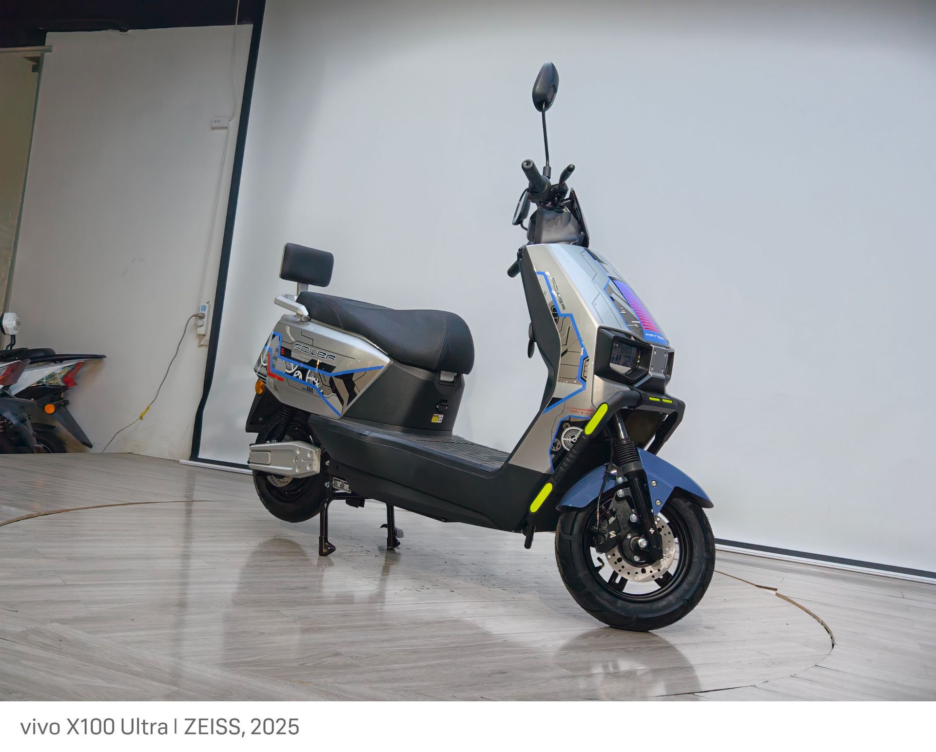 Foreign Trade Export Cangqiong Electric Motorcycle, Commuter Electric Scooter, Electric Scooter with Long Range and High Power