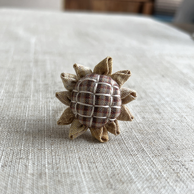 Titular de la aguja de girasol hecho a mano DIY bordado paquete de material de doble uso Lu bordado patchwork broche joyería novato bolsa de costura