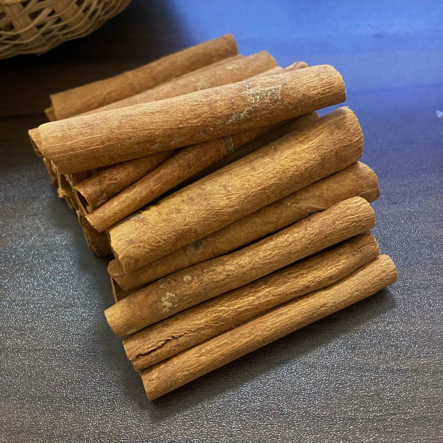 Гуанси копченая корица коричная корица сухой товар специи крупная партия пряностей рассол может быть отправлен оптом и в розницу