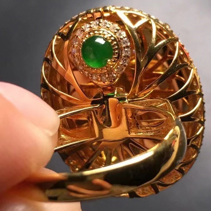 Fashionable universal sophisticated moisturizing emerald ring