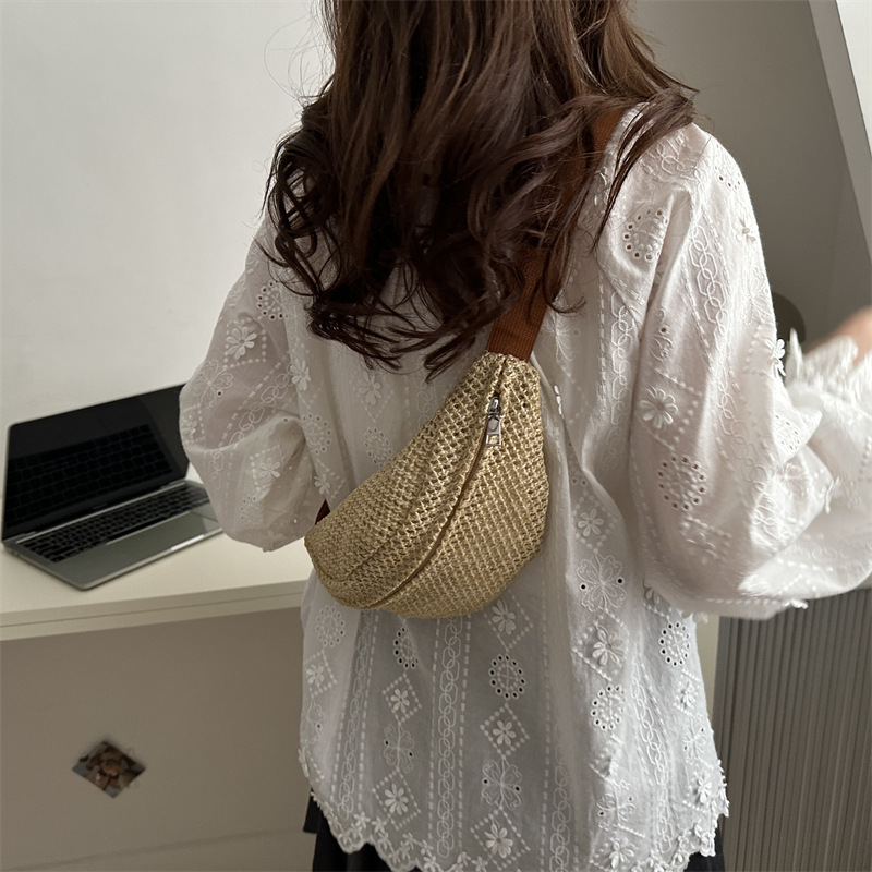 2024 verano transfronterizo nuevo estilo coreano tejido mini bolso de cintura de moda de mujer inclinado bolso de pecho de hombro bolso de paja al por mayor