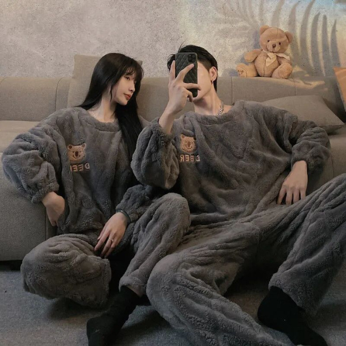Invierno pareja pijama mujer franela simple color sólido lindo caricatura oso pequeño hombre ropa de casa dos piezas al por mayor