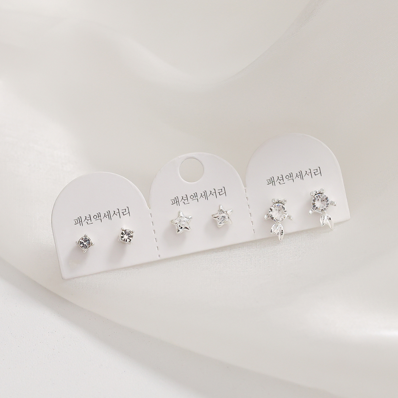 Juego de pendientes de aguja plateados, sencillos y compactos para mujer, pendientes geométricos en forma de corazón, bonitos, dulces y versátiles, venta al por mayor para puestos de mercado