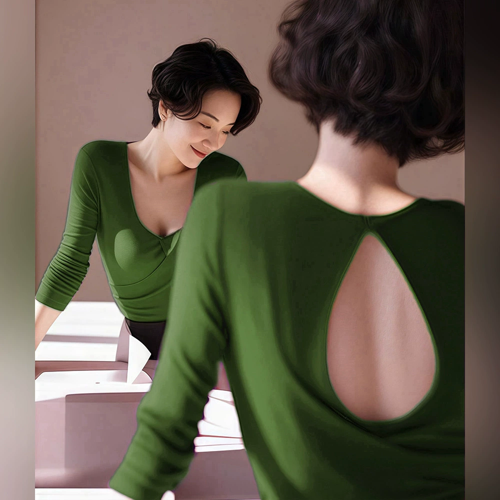 Зеленая задняя полая рубашка с длинными рукавами на плече