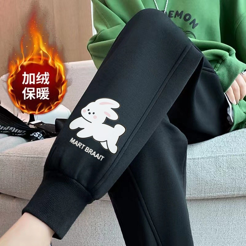 흰 토끼 나사 블랙 팬츠와 벨벳