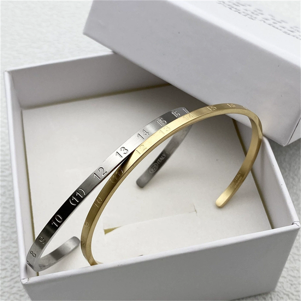 Ультратонкий браслет с буквами в стиле PYC M 22ss для мужчин и женщин, высококачественный персонализированный браслет с простым нишевым логотипом, выгравированным на браслете.