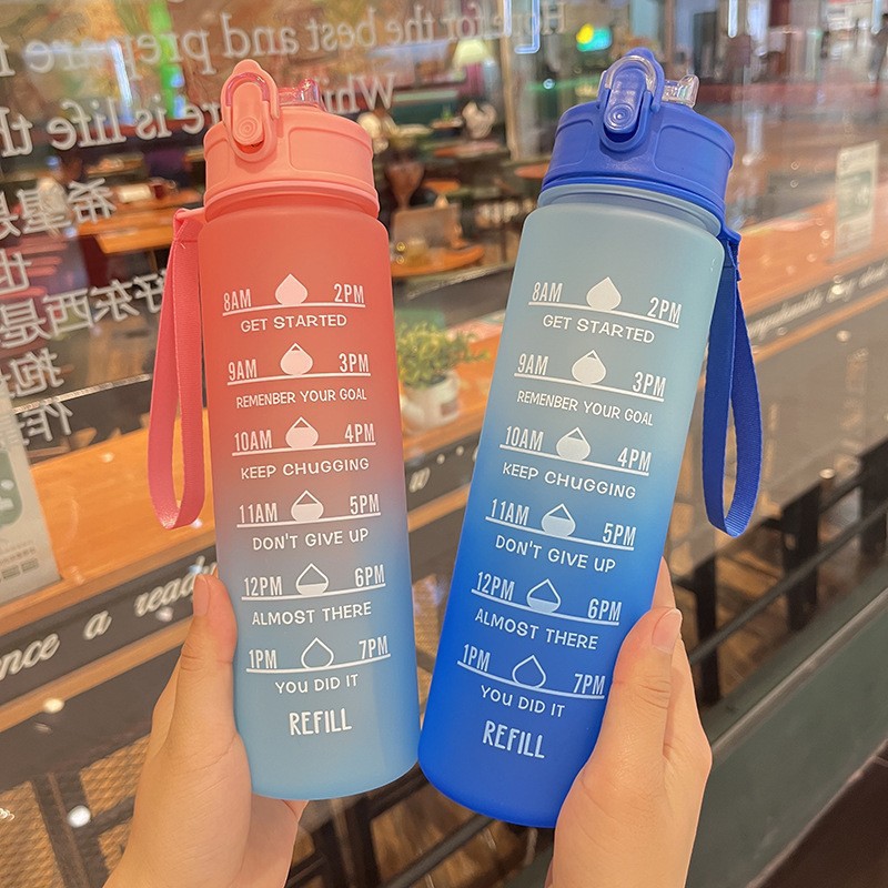 Taza de agua de plástico, botella de agua deportiva de color degradado resistente a altas temperaturas, escala portátil, taza de paja de verano transfronteriza de Amazon al por mayor