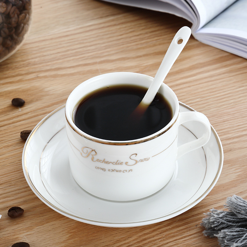 Taza de cerámica de borde dorado con taza de cuchara y platillo traje Taza de cerámica Europea taza de café conjunto Taza de fábrica traje de cerámica de lote directo