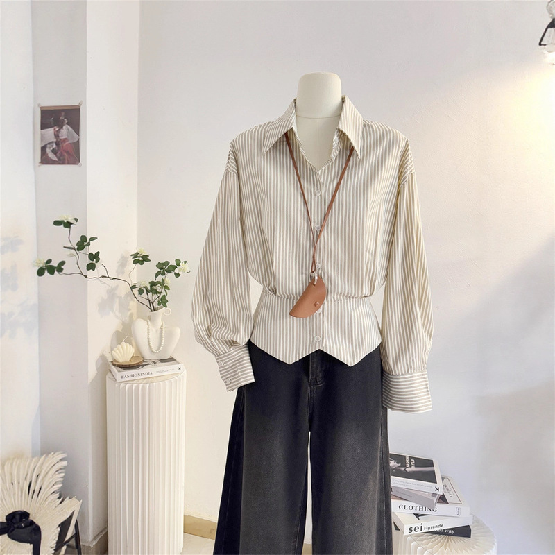 Short Waist-Cinching Striped Shirt for Women, Long-Sleeved, 2026 Autumn, Split Design, Stylish and Elegant Commuter Shirt, Korean Style Top Short Waist-Cinching Striped Shirt for Women, Long-Sleeved, 2026 Autumn, Split Design, Stylish and Elegant Commuter Shirt, Korean Style Top