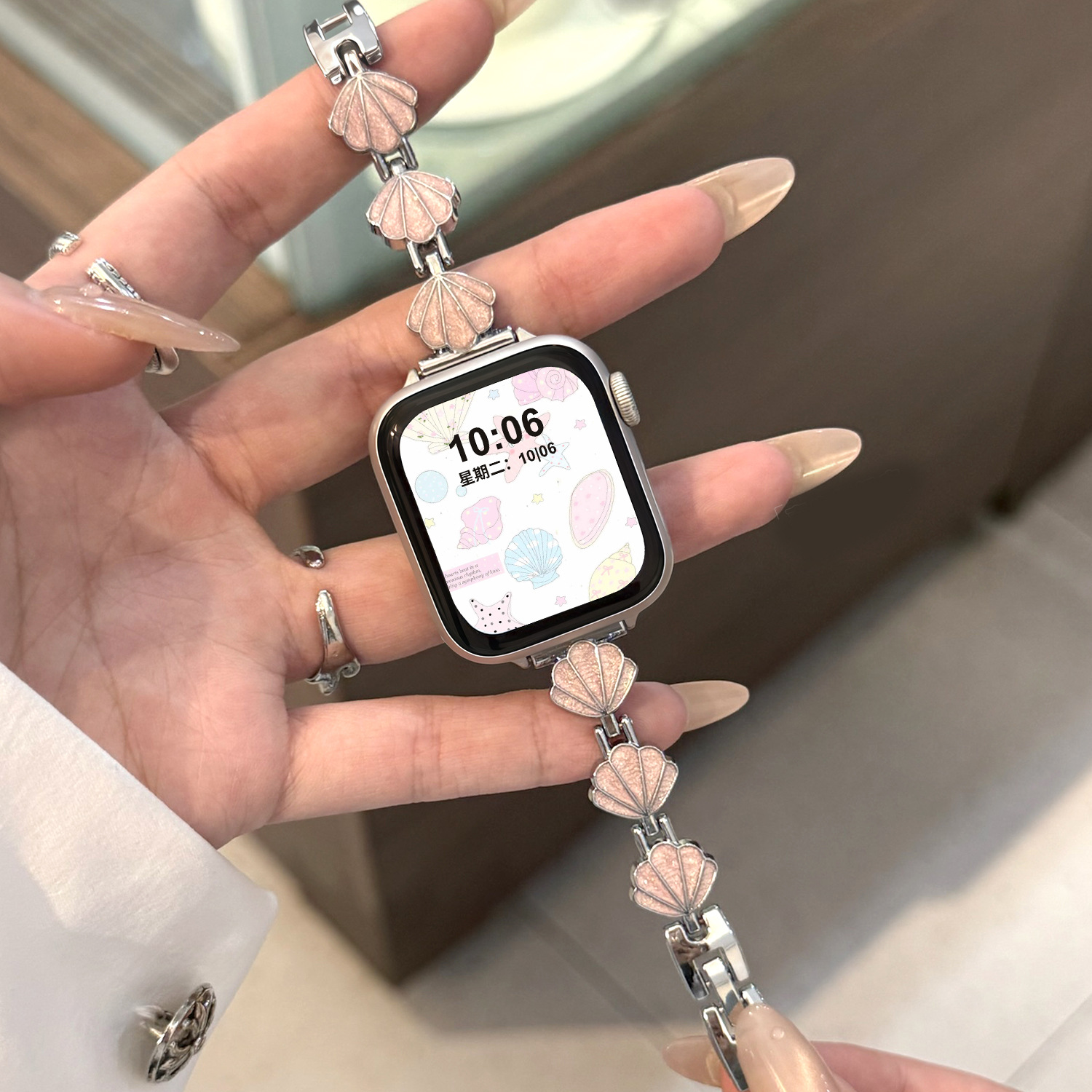 Suitable for Apple Applewatch Watch with Metal Fan-Shaped Shell Chain Women's Iwatch10/11 Watch Strap