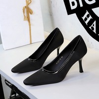 322 Simple Middle Ancient Style Shallow Mouth Square Head High Heels Women's Silk Fine Heels Versatile Non tiring Foot Style High Heels Single Shoes