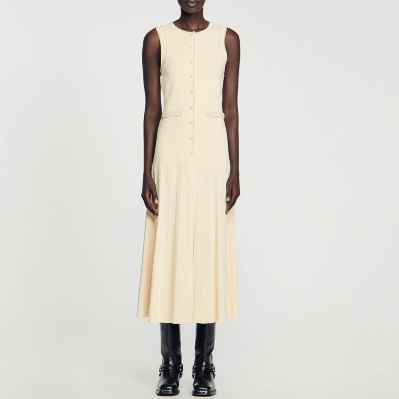 Luxuriöses, perlenbesetztes Strick-Midikleid – Elegantes, hochtailliertes Maxikleid mit Schlitz und dezenten Schlitz- und Knopfdetails_voghion.com