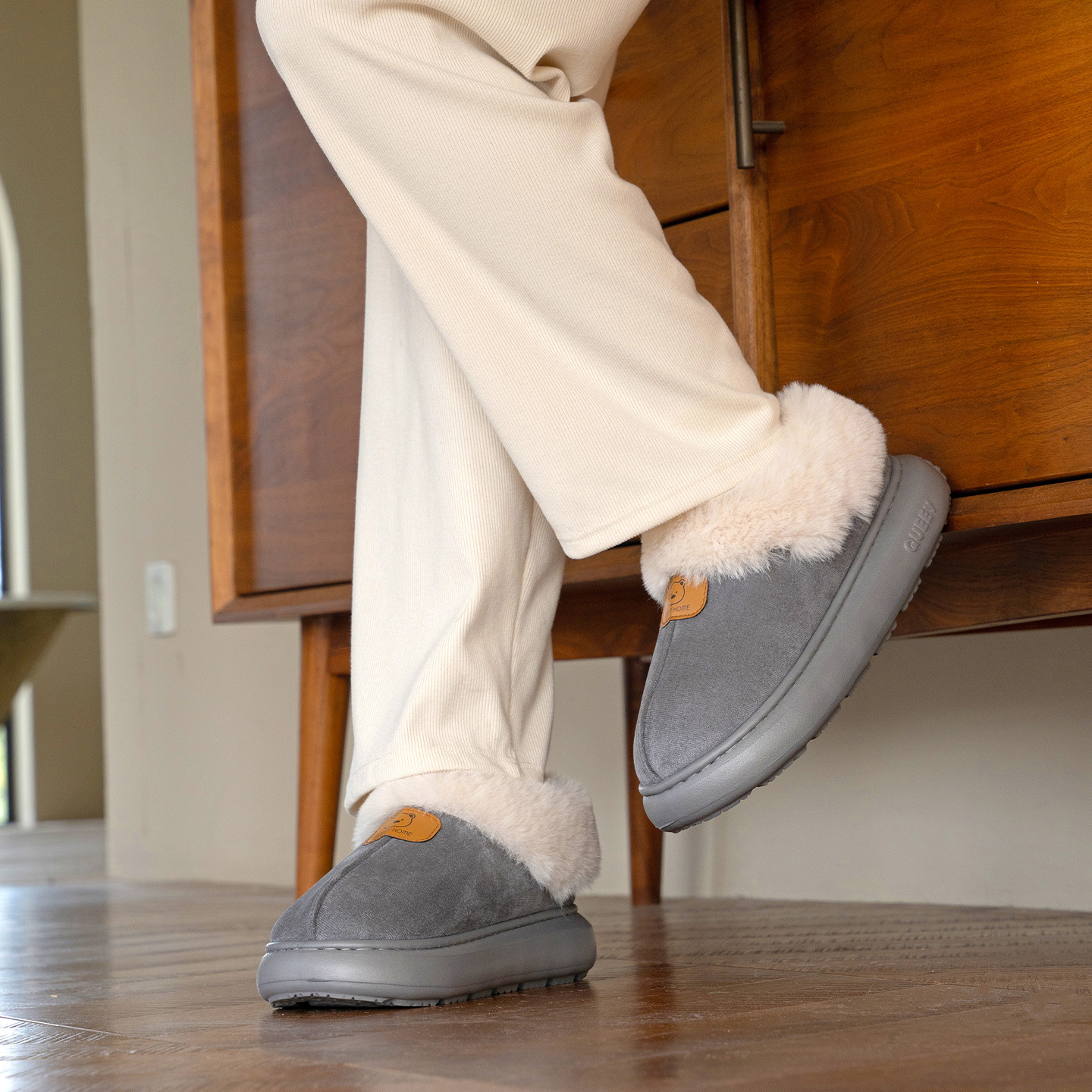 Zapatillas de algodón con tacón cubierto para hombre, invierno, interior, hogar, a prueba de viento, además de terciopelo, suela gruesa antideslizante cálida, 2026 nuevos zapatos de algodón para mujer