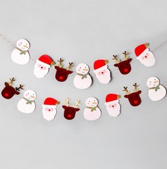 韓国のクリスマスの楽しみの老人の雪だるまは旗のクリスマスのパーティーを引っ張ります。