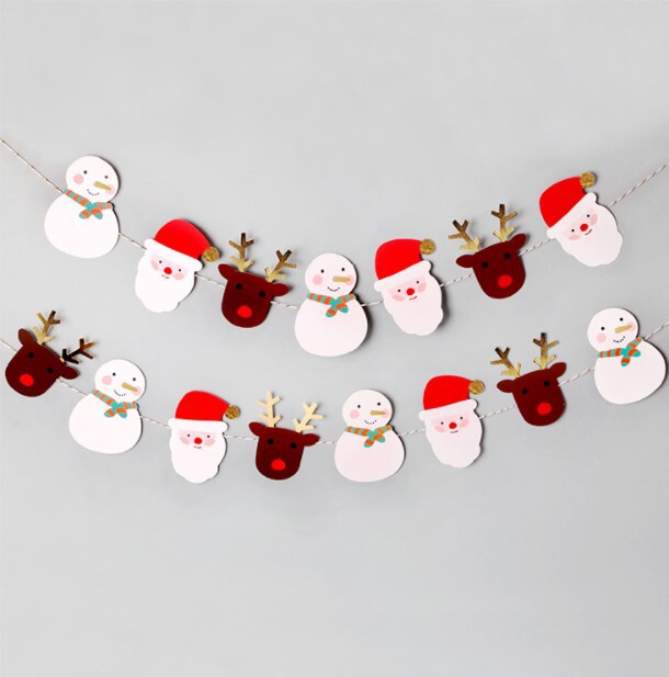 韓国のクリスマスの楽しみの老人の雪だるまは旗のクリスマスのパーティーを引っ張ります。|undefined