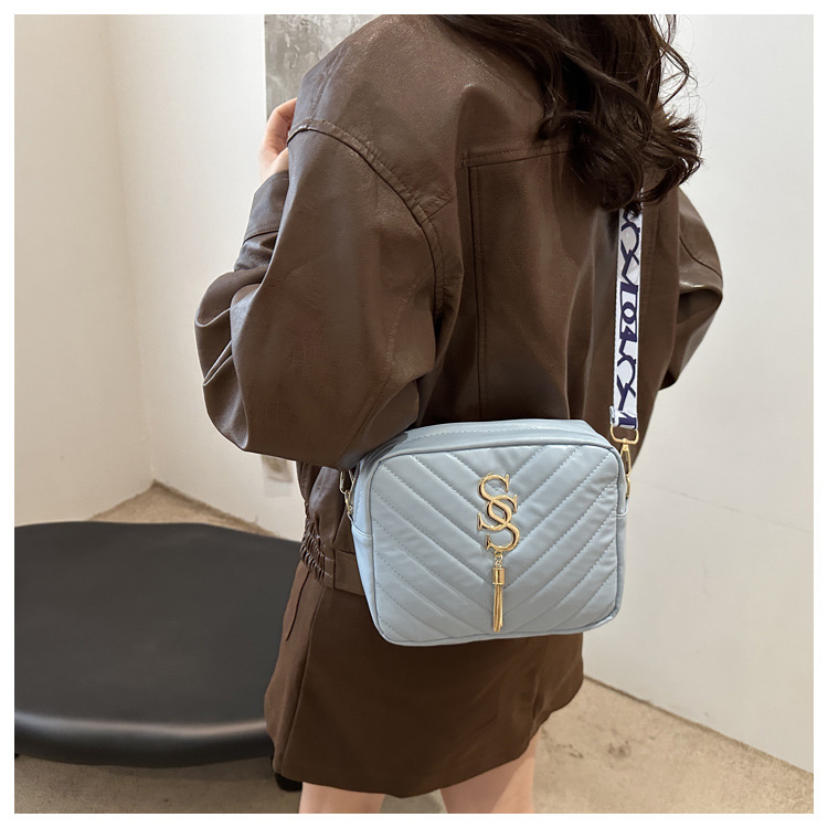 A stylish Korean-style wide shoulder strap small bag for women in the autumn of 2024, a niche design and versatile camera bag, an ins crossbody small square bag undefined
