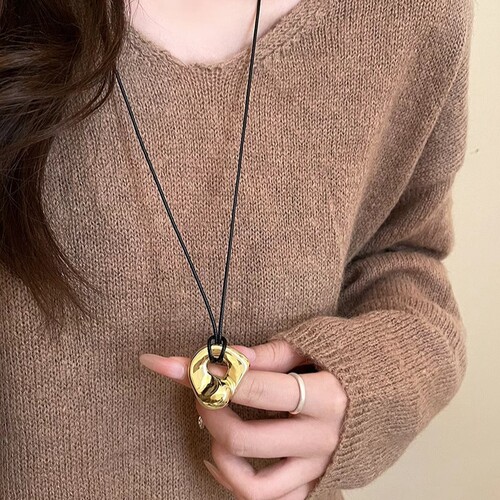 Japanese-style abstract hollow metal pendant necklace for women, minimalist fashion leather cord long-chain sweater accessory, lightweight luxury niche accessory