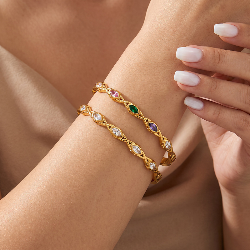 Trendy oval-shaped stainless steel bracelet with a unique design, featuring simple cubic zirconia stones and 18k gold plating, a lightweight and versatile accessory for women Trendy oval-shaped stainless steel bracelet with a unique design, featuring simple cubic zirconia stones and 18k gold plating, a lightweight and versatile accessory for women
