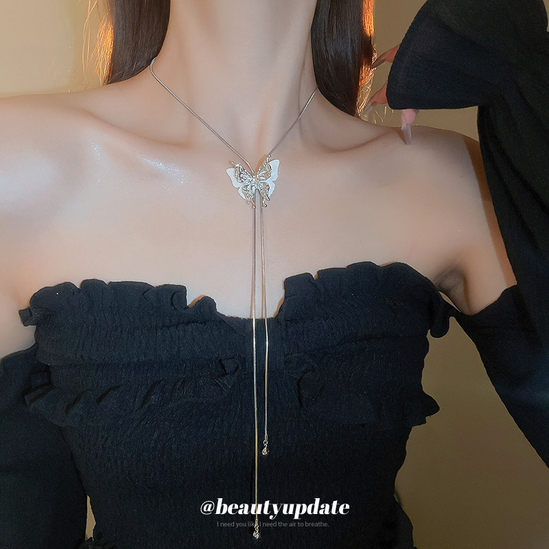 Collar de borla de mariposa ajustable de estilo largo de alta gama, cadena de clavícula de todo fósforo de moda, nuevo estilo transfronterizo, joyería de lujo ligera para mujer