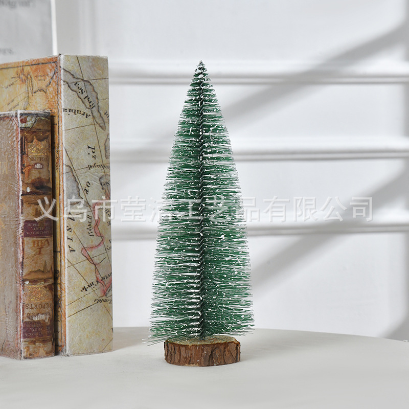 Adornos navideños miniatura con árboles de pino con copas blancas, copos de nieve, agujas de pino y agujas de cedro para crear escenas y ambiente.