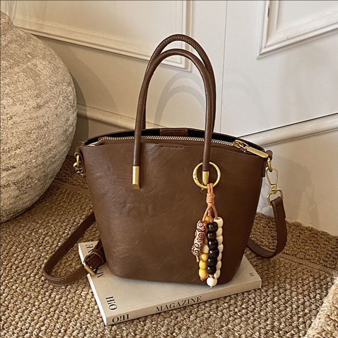 Bolsa de mano de textura retro de gran capacidad para mujeres otoño y invierno 2025 nuevo tipo de mochila de transporte público bolsa de hombro universal