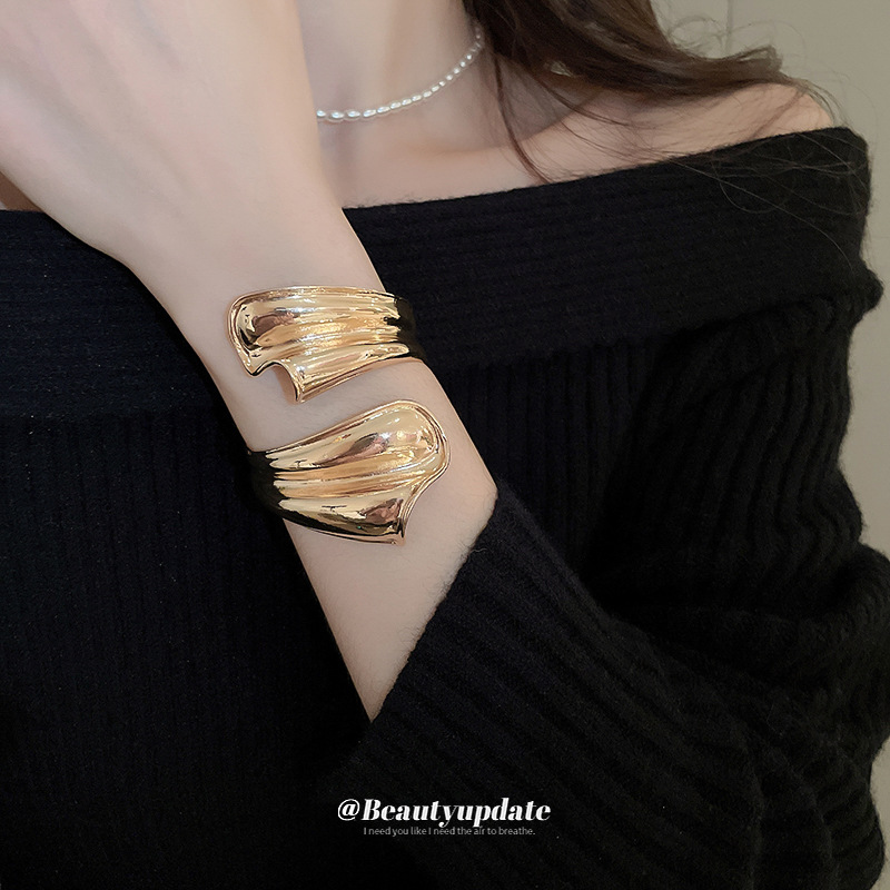 Pulsera de apertura irregular con serpentina, pulsera de personalidad retro europea y americana, brazalete exquisito de alta gama de nicho al por mayor