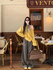 韩系慵懒风黄色长袖斜肩卫衣女早秋chic设计感小个子短款露肩上衣