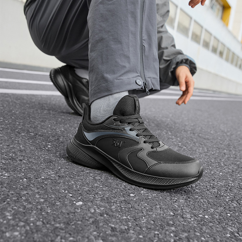 Black lightweight demi-season running sneakers
