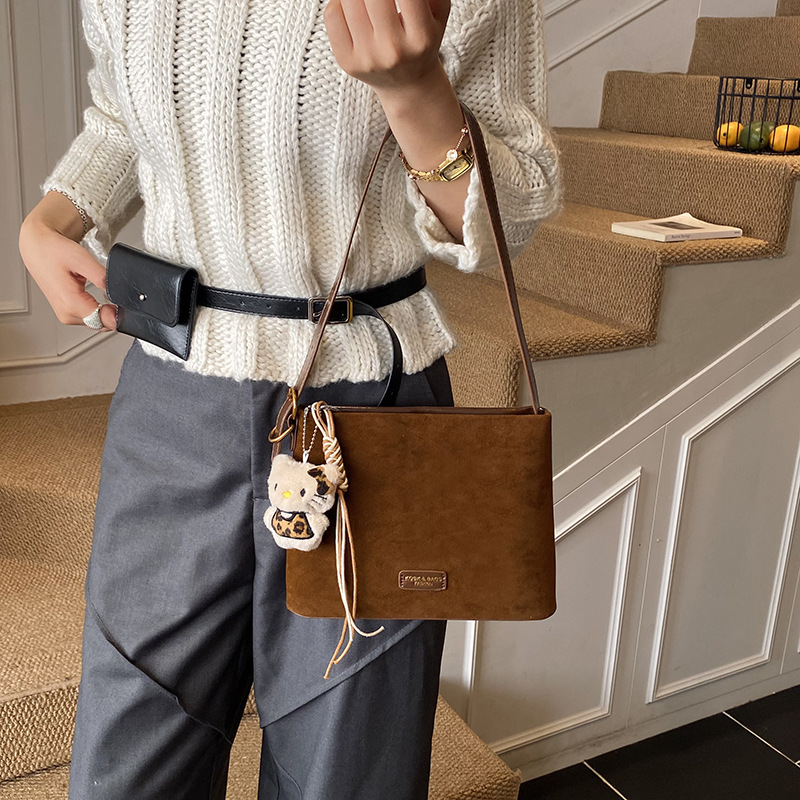 Otoño y invierno popular nicho bolso de brazo para mujeres 2025 nuevo bolso de cubo de gamuz estilo coreano retro bolso de hombro