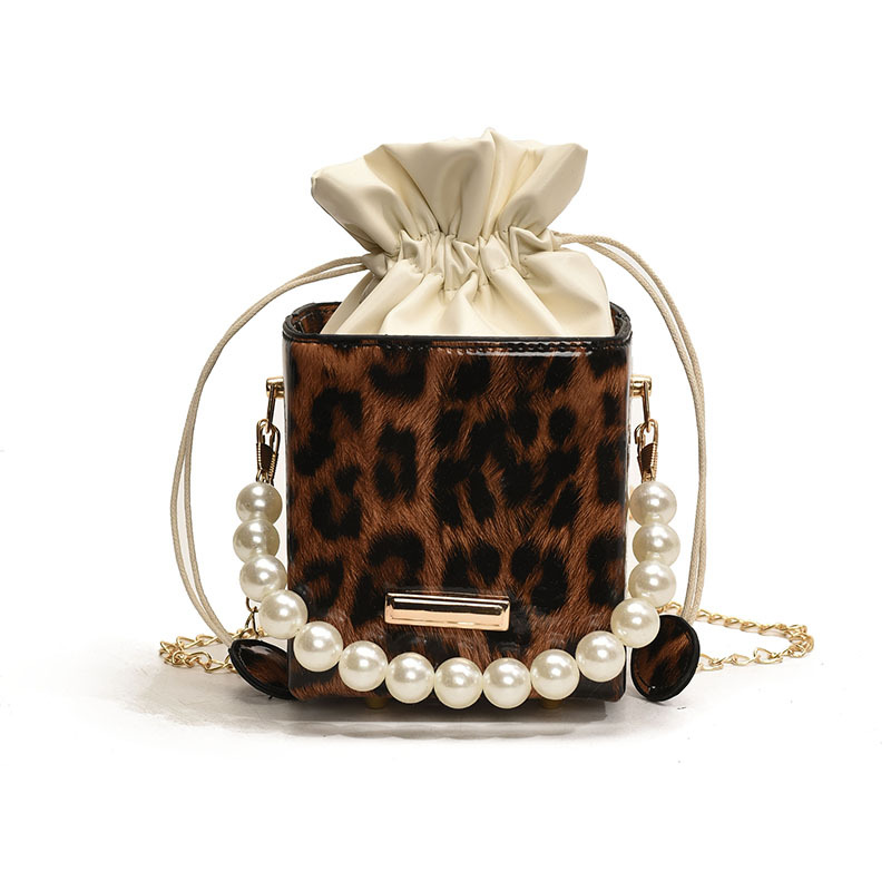 Bolso diagonal de un solo hombro coreano perla femenina 2025 nueva moda moda cadena estampado de leopardo pequeño bolso cuadrado bolso cubo bolso