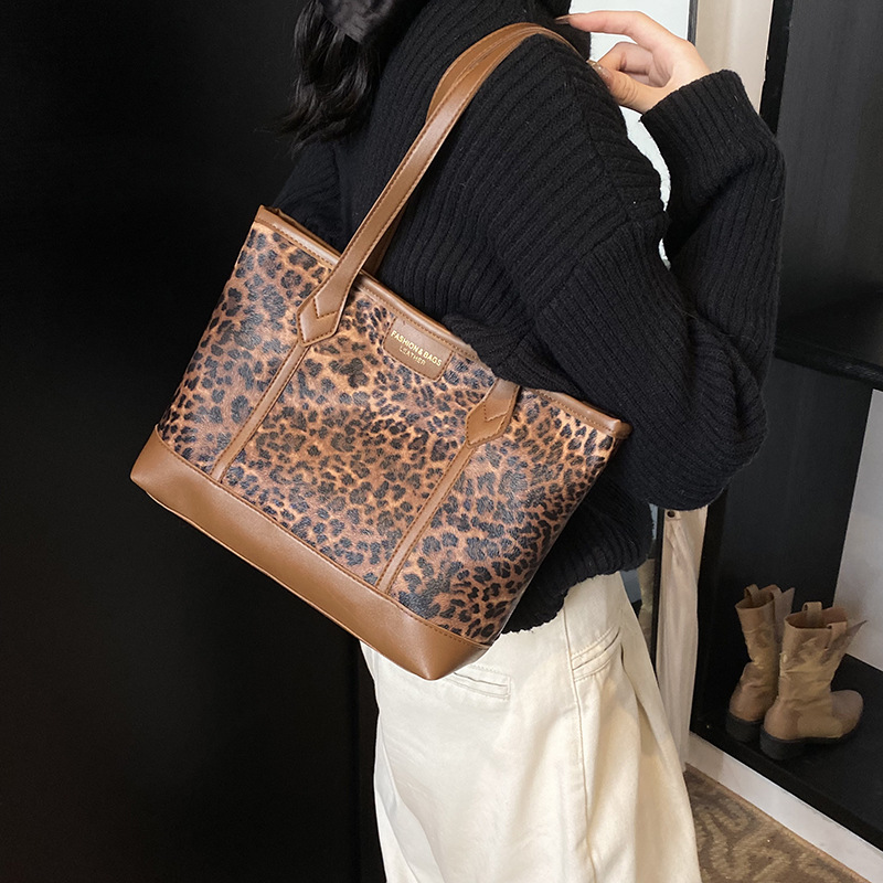 Bolsa de leopardo retro esmaltada para mujeres 2024 nueva moda bolso de hombro de brazo otoño y invierno gran capacidad bolso de viaje