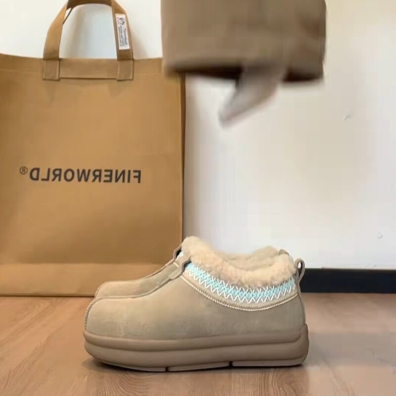 Cream-Colored Plush Snow Boots for Women, 2025 Winter New Style, Thick-Soled, Non-Slip, Fleece-Lined Birkenstock-Style Slippers, Furry Cotton Shoes