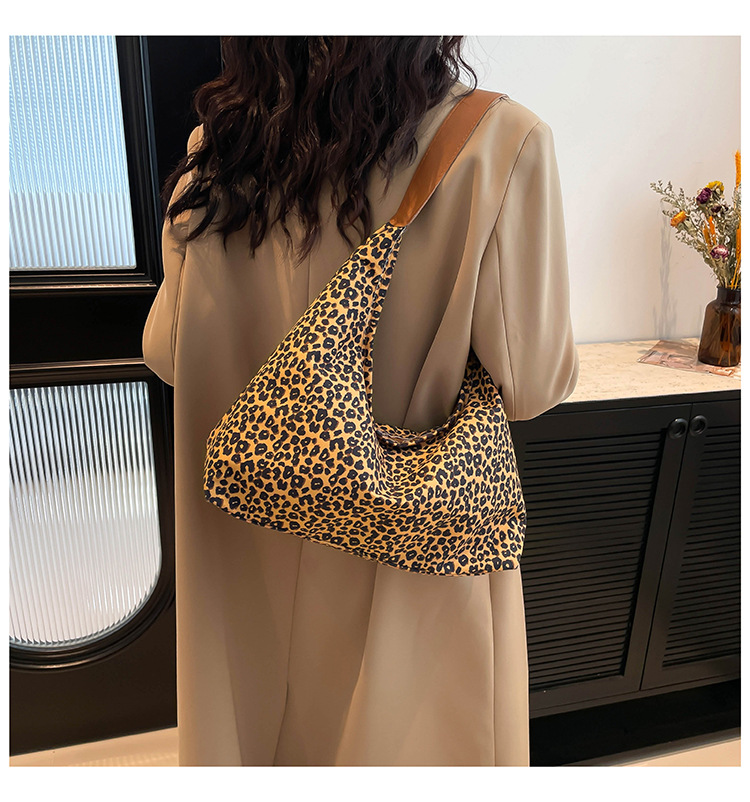 A new minimalist canvas bag with a large capacity in Korean fashion, a leopard print commuter single-shoulder crossbody bag undefined