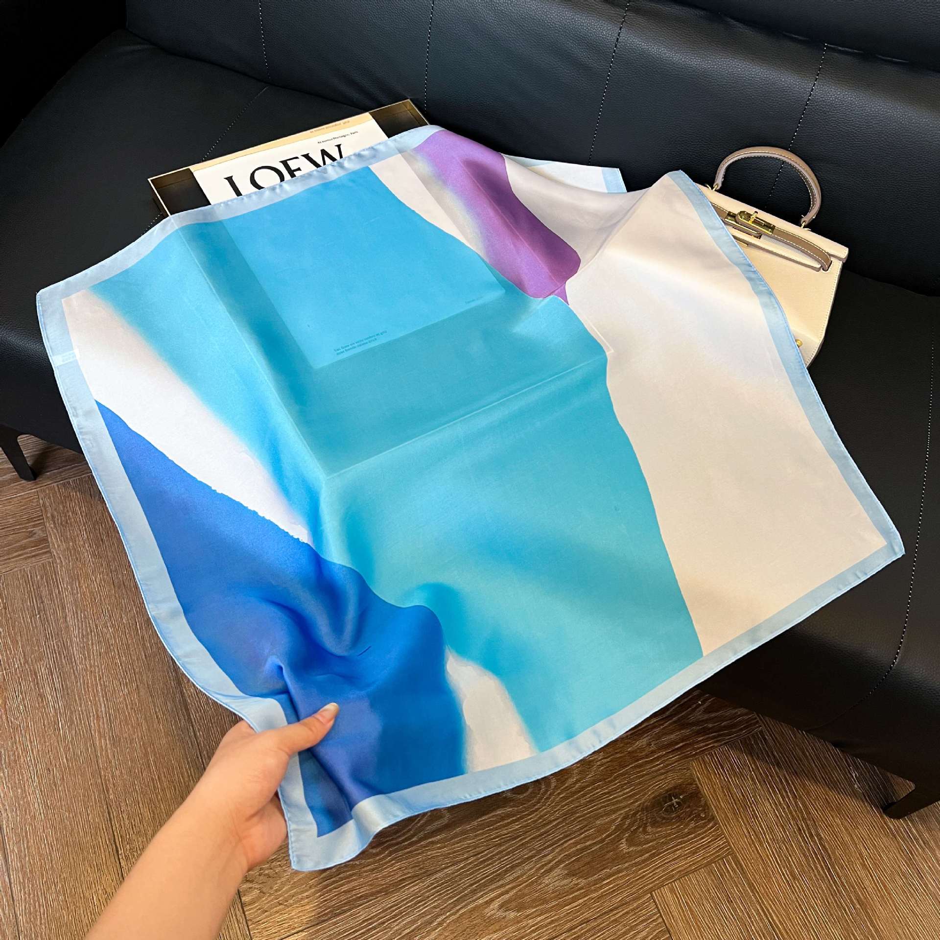 Transfronterizos nuevos bufandas de seda azul de alto nivel de seda cuadrada de simulación bufandas de moda de decoración de moda de combinación bolsa correa de pelo bufandas profesionales
